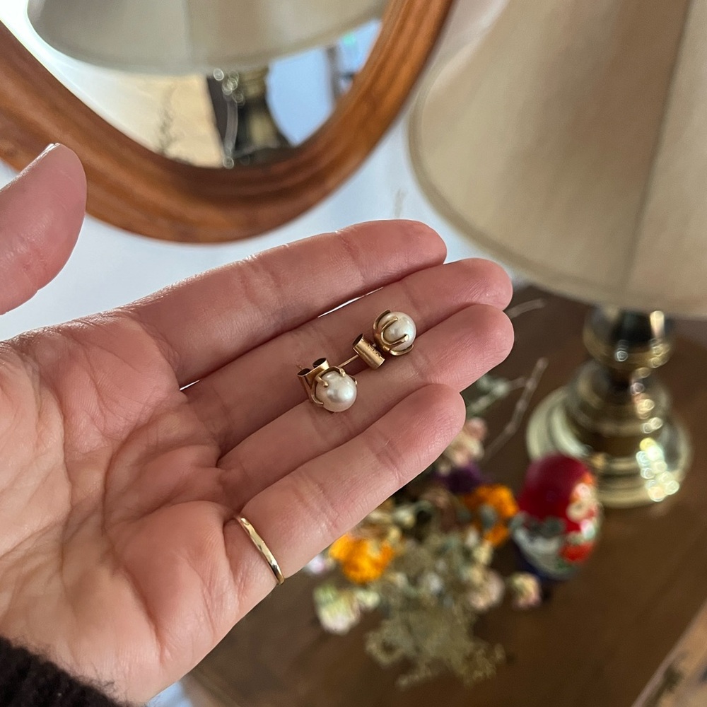 Elegant Solid 14kt Gold Pearl Stud Earrings (price firm)